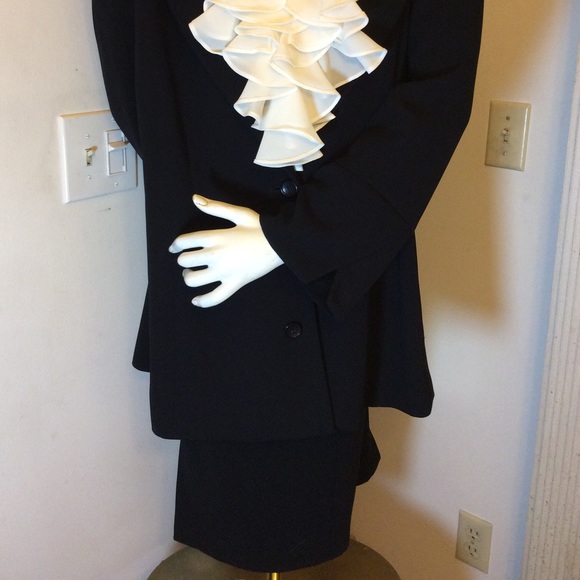 NWOT BLACK GORGEOUS LINED SUIT - Picture 3 of 8